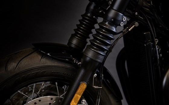 Umgebautes Motorrad Triumph Bonneville Bobber Black von Triumph Emsland - Hertrampf Racing - Bild 5 Umgebautes Motorrad Triumph Bonneville Bobber Black von Triumph Emsland - Hertrampf Racing - Bild 5