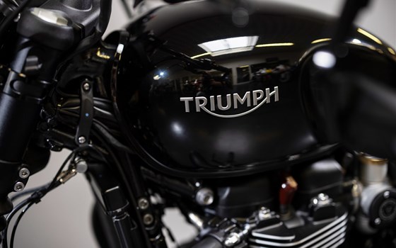 Umgebautes Motorrad Triumph Bonneville Bobber Black von Triumph Emsland - Hertrampf Racing - Bild 9 Umgebautes Motorrad Triumph Bonneville Bobber Black von Triumph Emsland - Hertrampf Racing - Bild 9