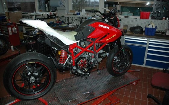 Umgebautes Motorrad Ducati Hypermotard 1100 Evo SP von Claus Carstens Zweiradhandel - Bild 26 Umgebautes Motorrad Ducati Hypermotard 1100 Evo SP von Claus Carstens Zweiradhandel - Bild 26