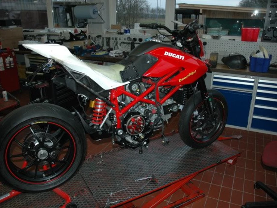 Rebuilt motorbike Ducati Hypermotard 1100 Evo SP Bild 26: Rebuilt motorbike Ducati Hypermotard 1100 Evo SP