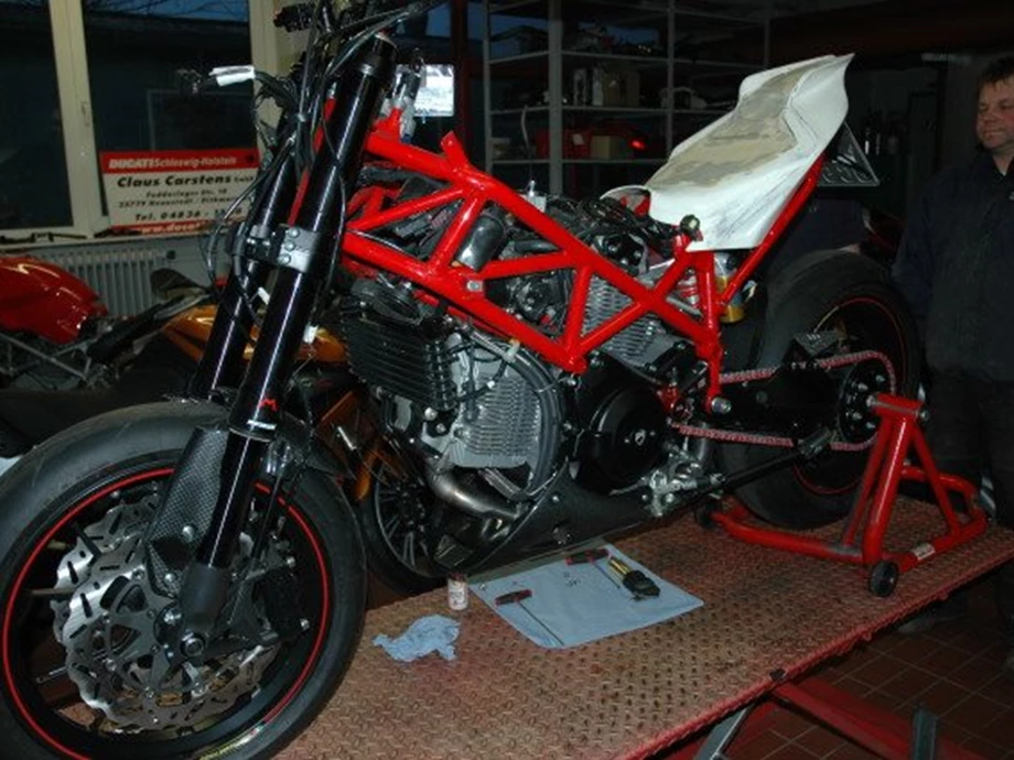 Rebuilt motorbike Ducati Hypermotard 1100 Evo SP Bild 27: Rebuilt motorbike Ducati Hypermotard 1100 Evo SP
