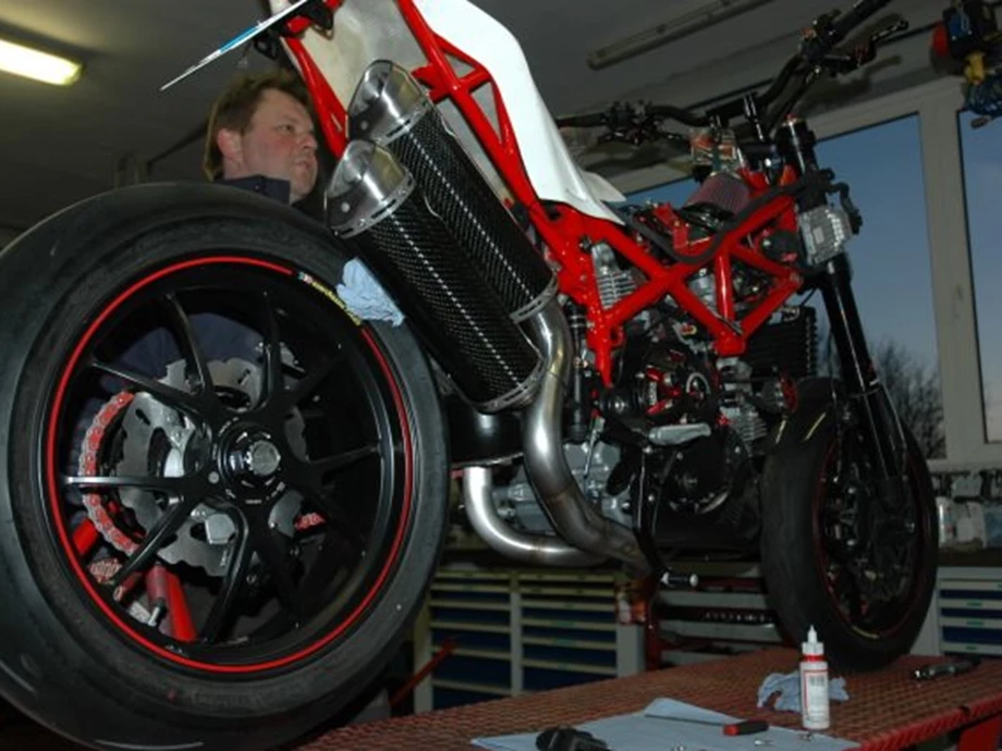 Rebuilt motorbike Ducati Hypermotard 1100 Evo SP Bild 29: Rebuilt motorbike Ducati Hypermotard 1100 Evo SP