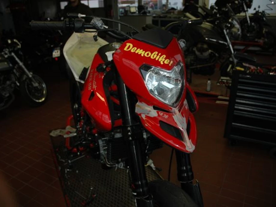 Rebuilt motorbike Ducati Hypermotard 1100 Evo SP Bild 30: Rebuilt motorbike Ducati Hypermotard 1100 Evo SP