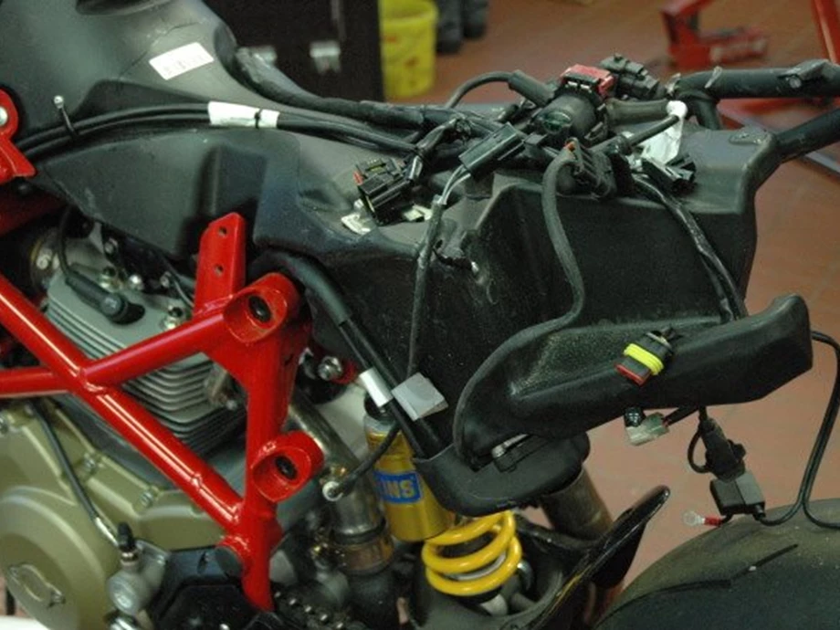 Rebuilt motorbike Ducati Hypermotard 1100 Evo SP Bild 19: Rebuilt motorbike Ducati Hypermotard 1100 Evo SP