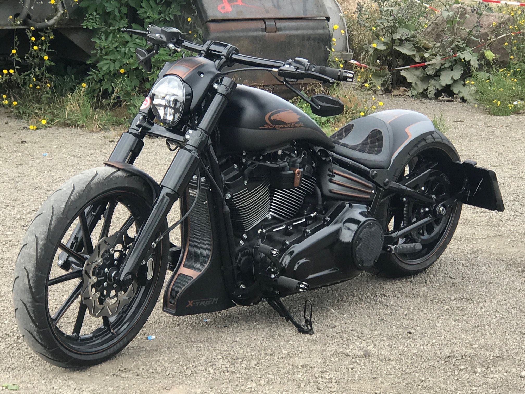 Umgebautes Motorrad Harley Davidson Softail Breakout 114 Fxbrs Von X Trem Custombikes 1000ps De
