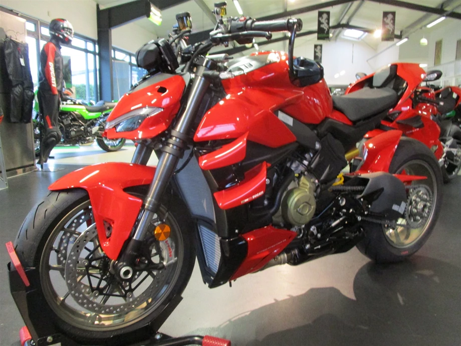 Umbgebautes Motorrad Ducati Streetfighter V4 Bild 2: Umbgebautes Motorrad Ducati Streetfighter V4