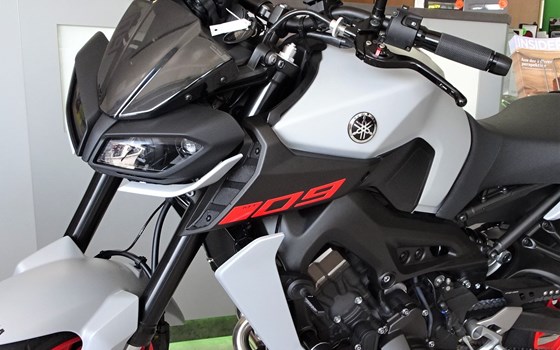 Umgebautes Motorrad Yamaha MT-09 von Zweiradcenter Steyr e.U., Peter Bührer - Bild 1 Umgebautes Motorrad Yamaha MT-09 von Zweiradcenter Steyr e.U., Peter Bührer - Bild 1