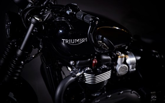 Umgebautes Motorrad Triumph Bonneville Bobber Black von Triumph Emsland - Hertrampf Racing - Bild 10 Umgebautes Motorrad Triumph Bonneville Bobber Black von Triumph Emsland - Hertrampf Racing - Bild 10
