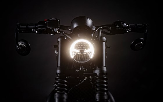 Umgebautes Motorrad Triumph Bonneville Bobber Black von Triumph Emsland - Hertrampf Racing - Bild 2 Umgebautes Motorrad Triumph Bonneville Bobber Black von Triumph Emsland - Hertrampf Racing - Bild 2