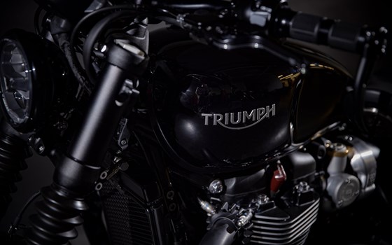 Umgebautes Motorrad Triumph Bonneville Bobber Black von Triumph Emsland - Hertrampf Racing - Bild 25 Umgebautes Motorrad Triumph Bonneville Bobber Black von Triumph Emsland - Hertrampf Racing - Bild 25