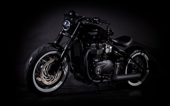 Umgebautes Motorrad Triumph Bonneville Bobber Black von Triumph Emsland - Hertrampf Racing - Bild 1 Umgebautes Motorrad Triumph Bonneville Bobber Black von Triumph Emsland - Hertrampf Racing - Bild 1