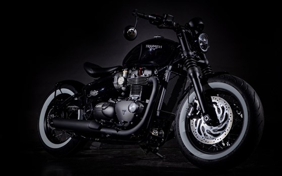 Umgebautes Motorrad Triumph Bonneville Bobber Black von Triumph Emsland - Hertrampf Racing - Bild 6 Umgebautes Motorrad Triumph Bonneville Bobber Black von Triumph Emsland - Hertrampf Racing - Bild 6