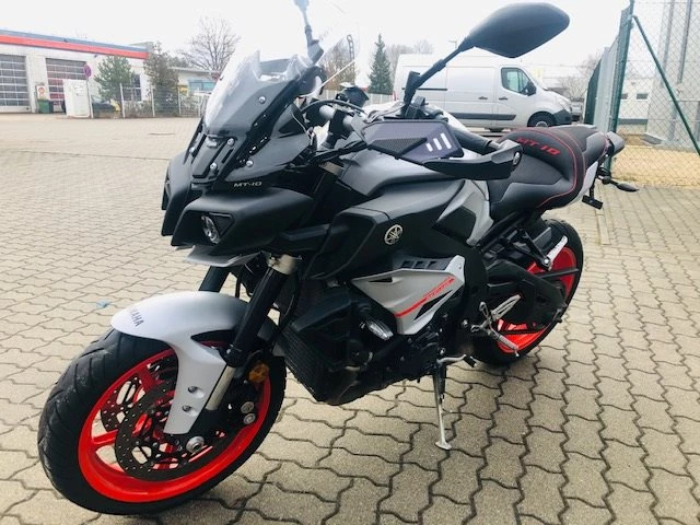 Umbgebautes Motorrad Yamaha MT-10 Bild 2: Umbgebautes Motorrad Yamaha MT-10