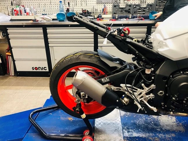 Umbgebautes Motorrad Yamaha MT-10 Bild 2: Umbgebautes Motorrad Yamaha MT-10