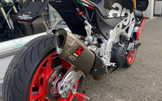 Umgebautes Motorrad Aprilia Tuono V4 1100 von Direct Performance - Bild 8 Umgebautes Motorrad Aprilia Tuono V4 1100 von Direct Performance - Bild 8