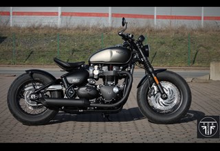 Triumph Bonneville Bobber Black