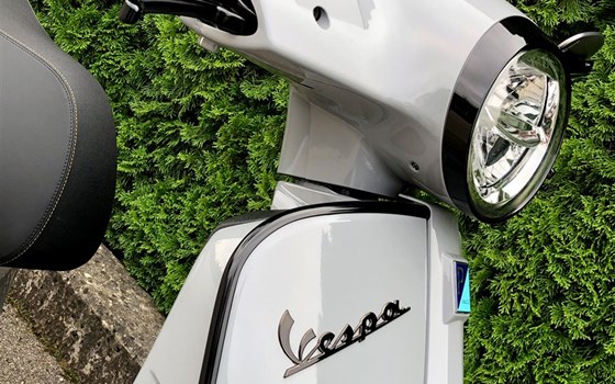 Umgebautes Motorrad Vespa GTS 300 hpe Super Tech von Team Stadler GmbH - Bild 4 Umgebautes Motorrad Vespa GTS 300 hpe Super Tech von Team Stadler GmbH - Bild 4