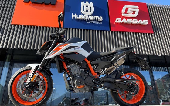 Umgebautes Motorrad KTM 890 Duke R von KINI Bike World - Bild 2 Umgebautes Motorrad KTM 890 Duke R von KINI Bike World - Bild 2