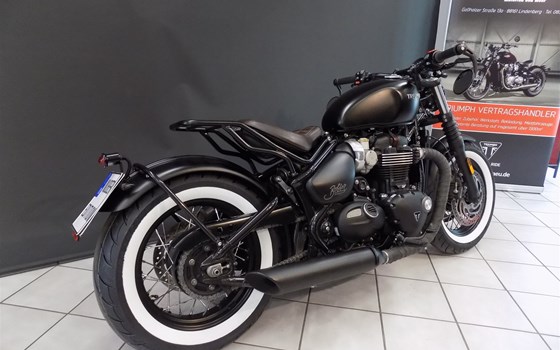 Umgebautes Motorrad Triumph Bonneville Bobber Black von Zweirad-Center Nuber GmbH - Bild 2 Umgebautes Motorrad Triumph Bonneville Bobber Black von Zweirad-Center Nuber GmbH - Bild 2