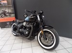 Umbgebautes Motorrad Triumph Bonneville Bobber Black