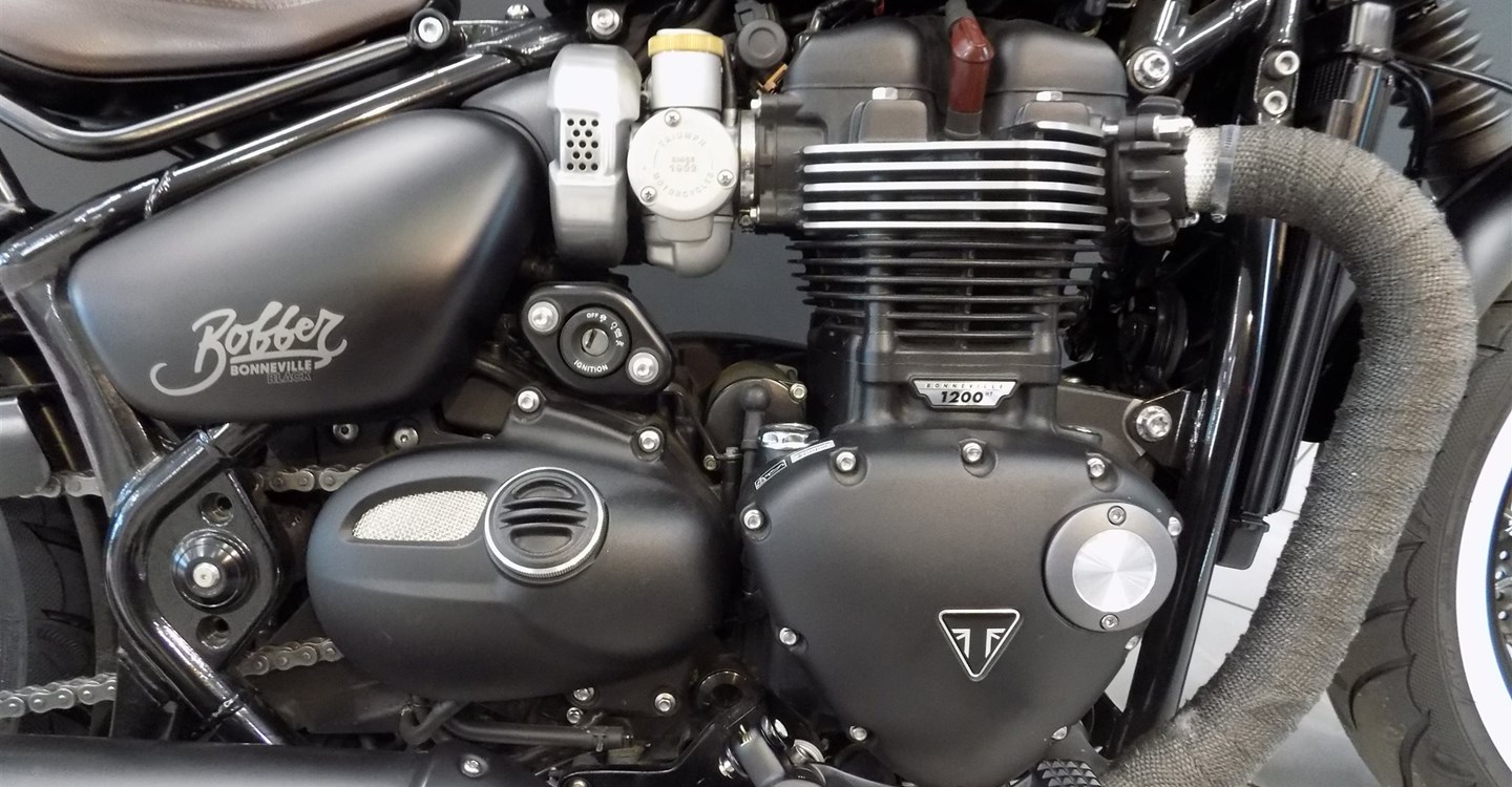 Umbgebautes Motorrad Triumph Bonneville Bobber Black