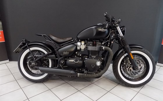 Umgebautes Motorrad Triumph Bonneville Bobber Black von Zweirad-Center Nuber GmbH - Bild 1 Umgebautes Motorrad Triumph Bonneville Bobber Black von Zweirad-Center Nuber GmbH - Bild 1