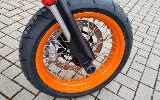 Umgebautes Motorrad KTM 690 SMC R von motoroox GmbH - Bild 3 Umgebautes Motorrad KTM 690 SMC R von motoroox GmbH - Bild 3