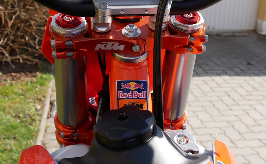 Umbgebautes Motorrad KTM 250 SX-F Bild 8: Umbgebautes Motorrad KTM 250 SX-F