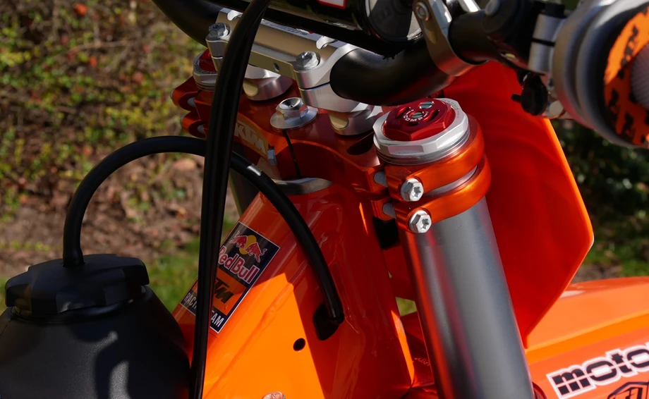 Umbgebautes Motorrad KTM 250 SX-F Bild 6: Umbgebautes Motorrad KTM 250 SX-F