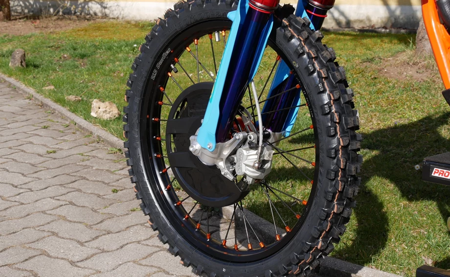 Umbgebautes Motorrad KTM 250 SX-F Bild 5: Umbgebautes Motorrad KTM 250 SX-F
