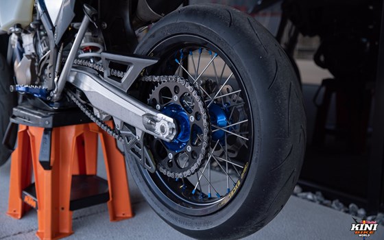 Umgebautes Motorrad Husqvarna FE 501 von KINI Bike World - Bild 9 Umgebautes Motorrad Husqvarna FE 501 von KINI Bike World - Bild 9