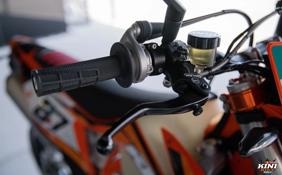 Umbgebautes Motorrad KTM 500 EXC-F SIX DAYS Bild 9: Umbgebautes Motorrad KTM 500 EXC-F SIX DAYS