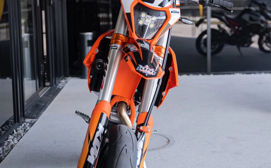 Umbgebautes Motorrad KTM 500 EXC-F SIX DAYS Bild 2: Umbgebautes Motorrad KTM 500 EXC-F SIX DAYS