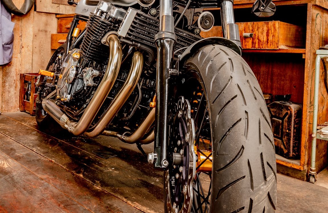 Umbgebautes Motorrad Yamaha XJR 1200