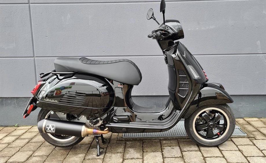 Umbgebautes Motorrad Vespa GTS 300 hpe Super Bild 1: Umbgebautes Motorrad Vespa GTS 300 hpe Super