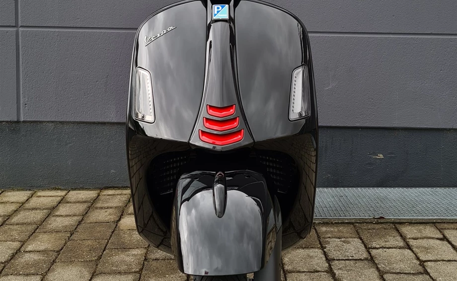 Umbgebautes Motorrad Vespa GTS 300 hpe Super Bild 3: Umbgebautes Motorrad Vespa GTS 300 hpe Super