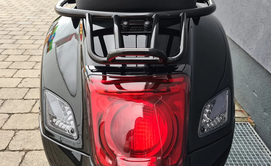 Umbgebautes Motorrad Vespa GTS 300 hpe Super Bild 14: Umbgebautes Motorrad Vespa GTS 300 hpe Super