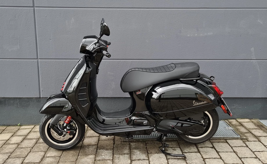 Umbgebautes Motorrad Vespa GTS 300 hpe Super Bild 5: Umbgebautes Motorrad Vespa GTS 300 hpe Super