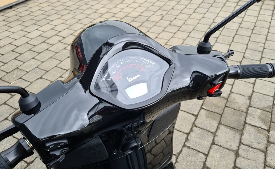Umbgebautes Motorrad Vespa GTS 300 hpe Super Bild 7: Umbgebautes Motorrad Vespa GTS 300 hpe Super