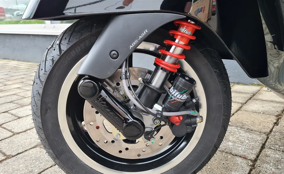 Umbgebautes Motorrad Vespa GTS 300 hpe Super Bild 6: Umbgebautes Motorrad Vespa GTS 300 hpe Super