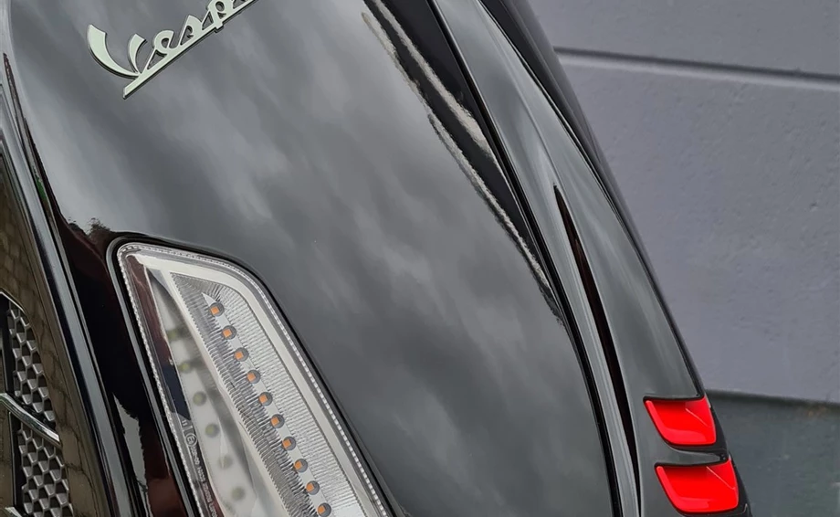 Umbgebautes Motorrad Vespa GTS 300 hpe Super Bild 9: Umbgebautes Motorrad Vespa GTS 300 hpe Super