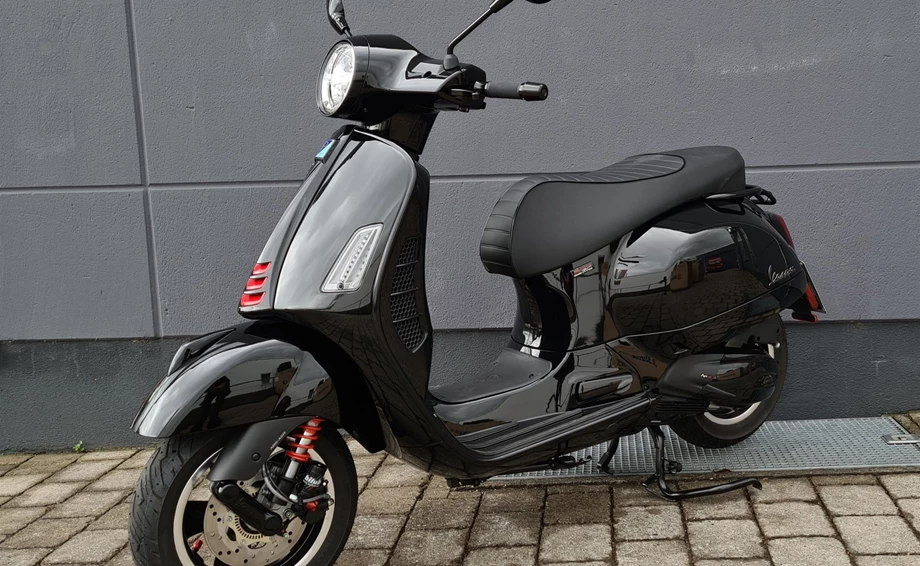 Umbgebautes Motorrad Vespa GTS 300 hpe Super Bild 4: Umbgebautes Motorrad Vespa GTS 300 hpe Super