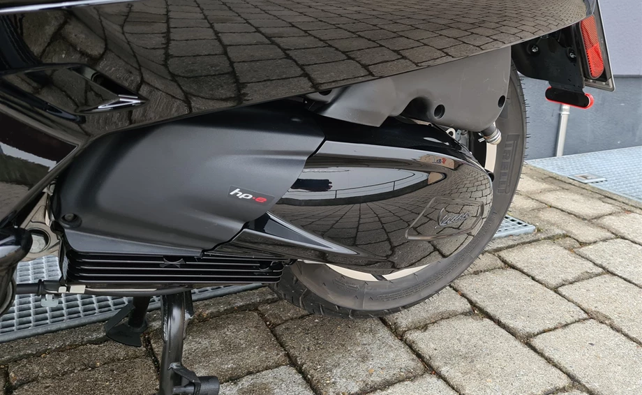 Umbgebautes Motorrad Vespa GTS 300 hpe Super Bild 12: Umbgebautes Motorrad Vespa GTS 300 hpe Super