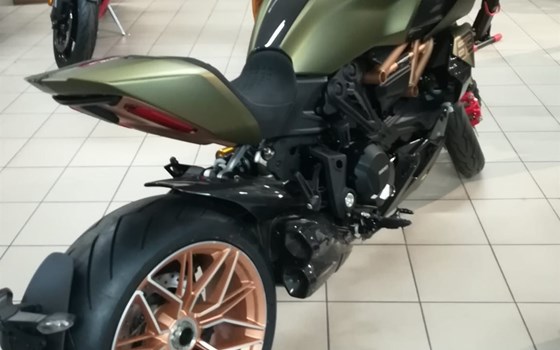 Umgebautes Motorrad Ducati Diavel 1260 Lamborghini von Motorradhaus Steinbach GmbH - Bild 1 Umgebautes Motorrad Ducati Diavel 1260 Lamborghini von Motorradhaus Steinbach GmbH - Bild 1