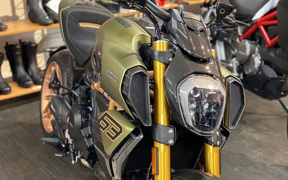 Umgebautes Motorrad Ducati Diavel 1260 Lamborghini von Motorradhaus Steinbach GmbH - Bild 9 Umgebautes Motorrad Ducati Diavel 1260 Lamborghini von Motorradhaus Steinbach GmbH - Bild 9