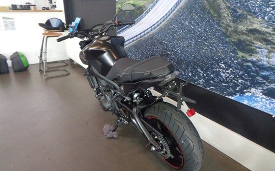Umgebautes Motorrad Yamaha MT-09 von Altzschner GmbH - Bild 2 Umgebautes Motorrad Yamaha MT-09 von Altzschner GmbH - Bild 2