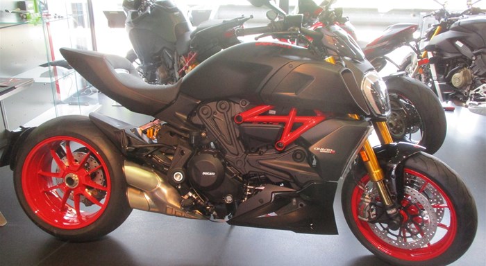 Ducati Diavel 1260 S EDIZIONE NERO-ROSSO - made by team wahlers