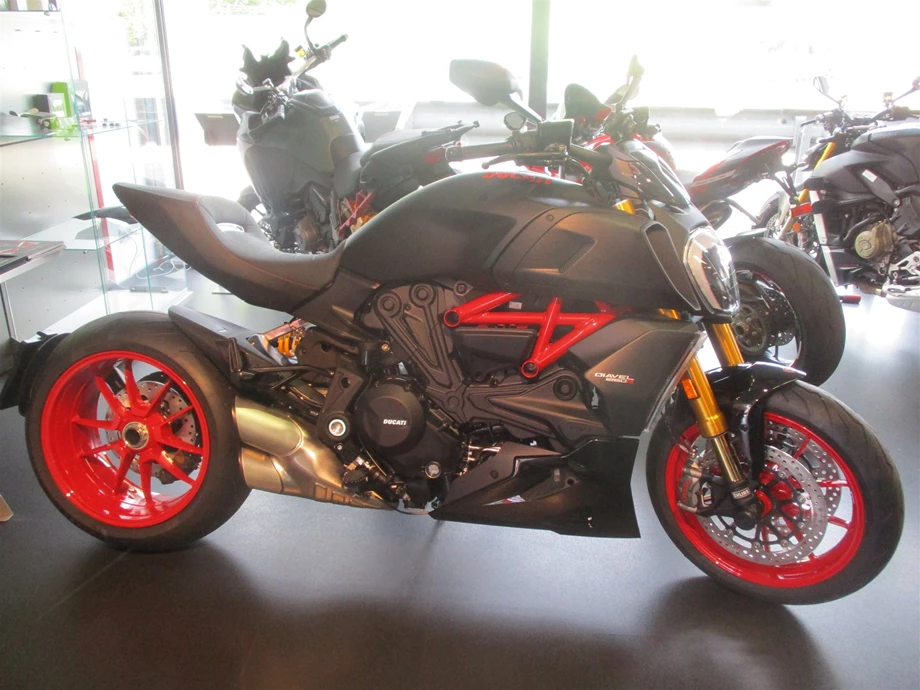 Umbgebautes Motorrad Ducati Diavel 1260 S Bild 1: Umbgebautes Motorrad Ducati Diavel 1260 S