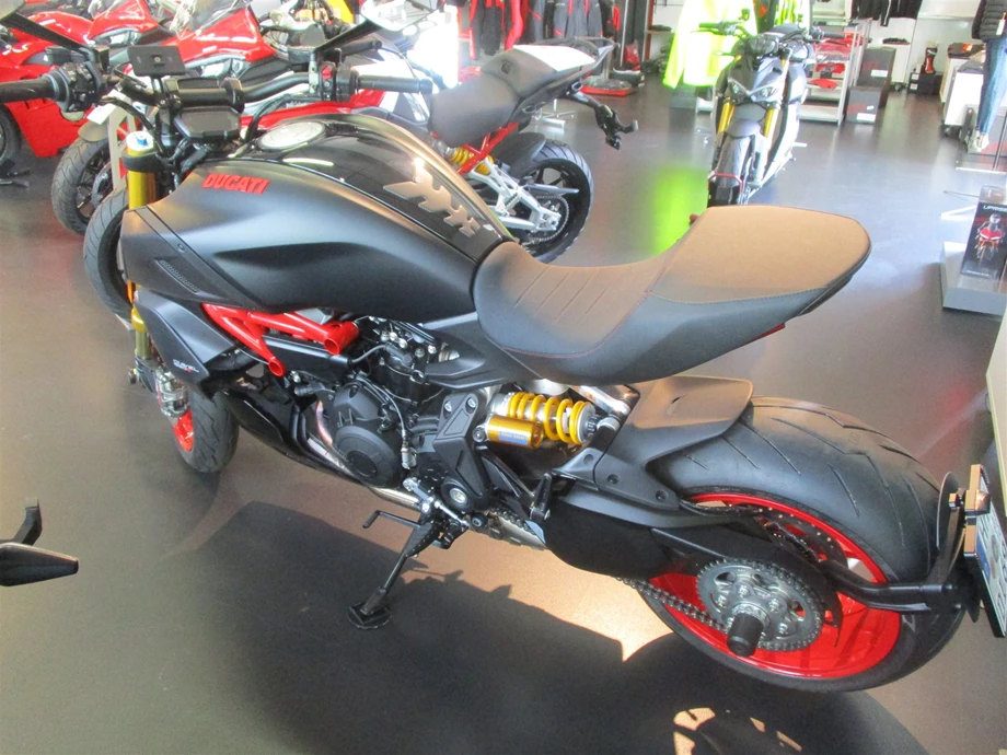 Umbgebautes Motorrad Ducati Diavel 1260 S Bild 5: Umbgebautes Motorrad Ducati Diavel 1260 S