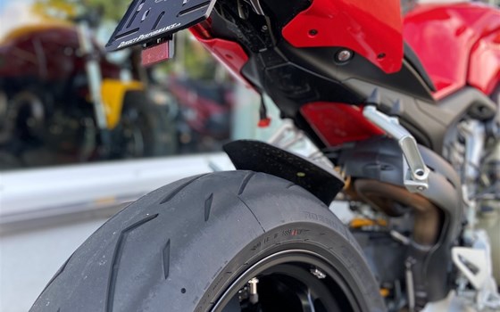 Umgebautes Motorrad Ducati Streetfighter V4 von Direct Performance - Bild 4